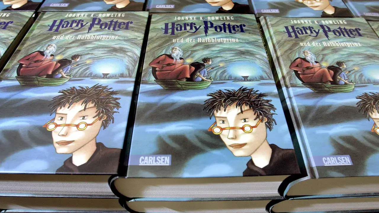 Stapel von "Harry Potter und der Halbblutprinz"-Büchern, die die magische Reise von Harry und Dumbledore zeigen.