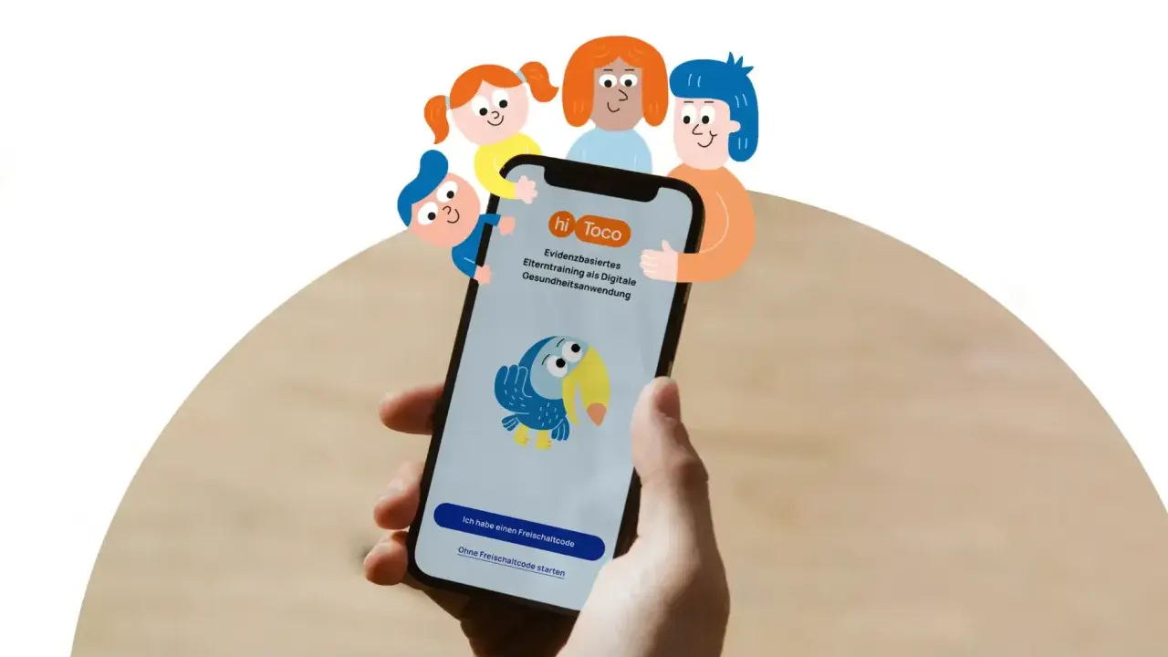 Eine Familie unterstützt ein Smartphone, das ein evidenzbasiertes ADHS Elterntraining online anzeigt.