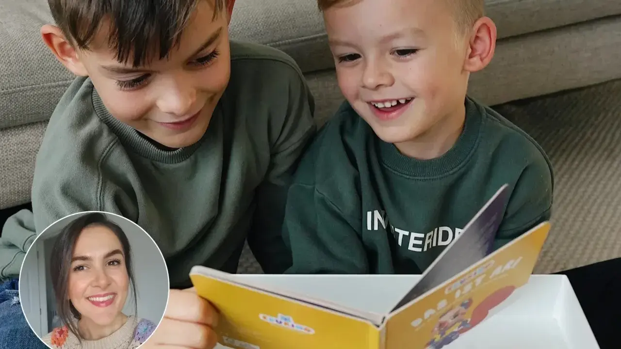 Zwei Jungen lesen ein Buch und lachen. Eine Frau lächelt im Kreis. So macht lernen mit freude Spaß!