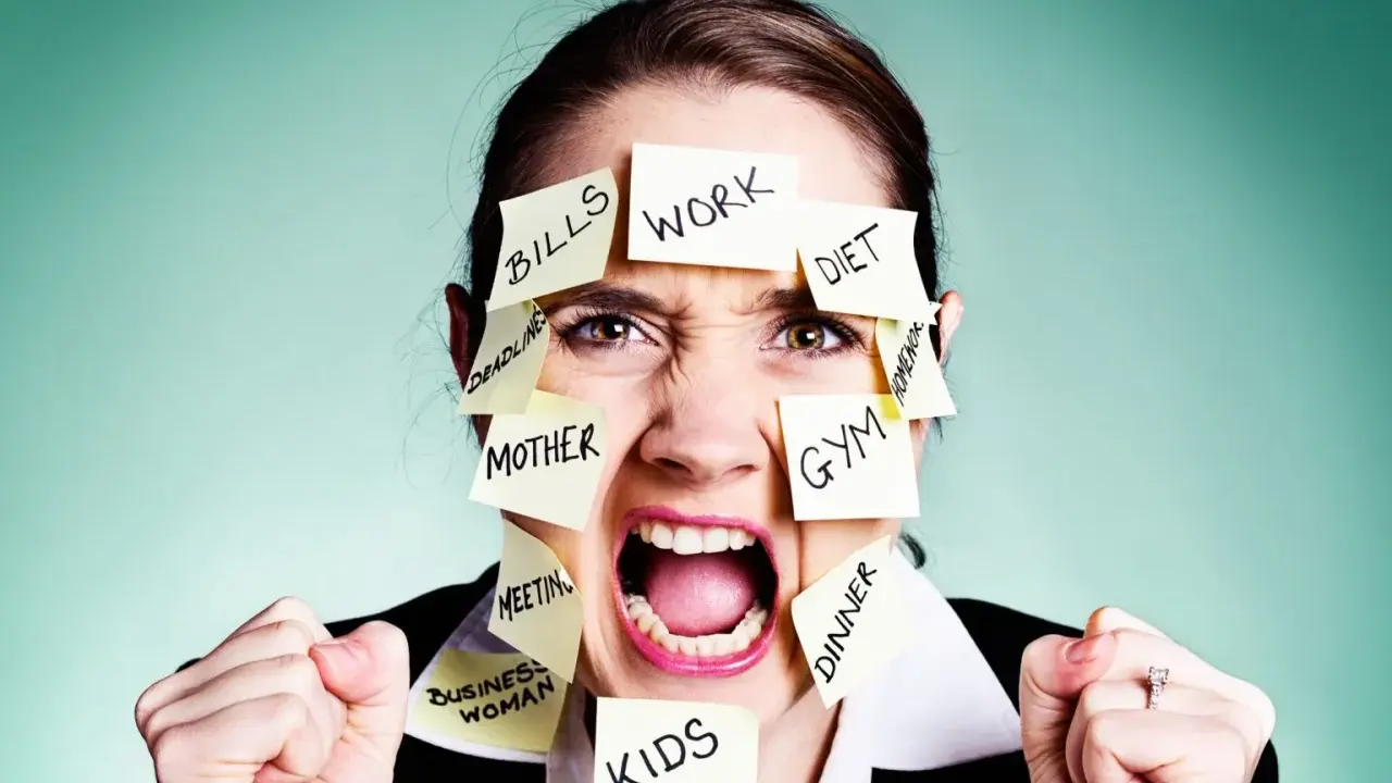Überforderte Frau mit Zetteln wie "Work", "Bills", "Kids". Sie kämpft, um ihre Wut zu kontrollieren und Selbstbeherrschung zu lernen.