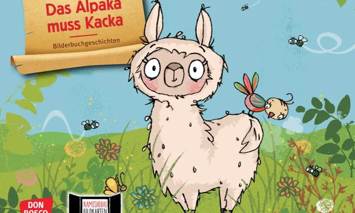 Ein lustiges Alpaka mit einem Vogel auf dem Rücken steht im Gras. Überall fliegen Fliegen. Das Buch "Das Alpaka muss mal Kacka" ist im Bild.
