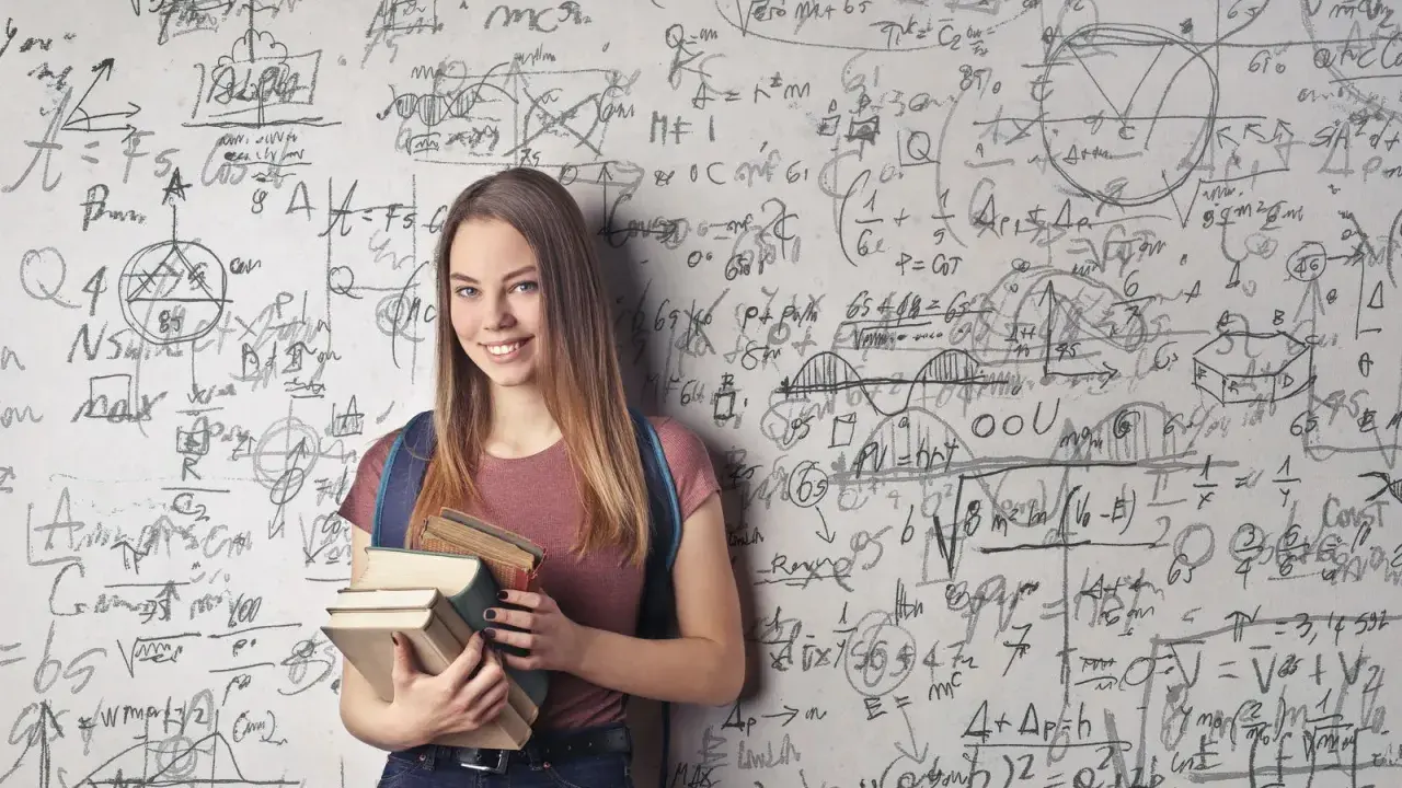 Ein lächelndes Mädchen mit Büchern vor einer Wand voller mathematischer Formeln. Sie zeigt, wie kann man sich in Mathe verbessern: durch Lernen und Üben.