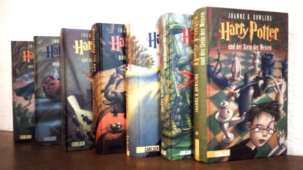 Eine Reihe von Harry Potter Büchern, darunter "Harry Potter und der Stein der Weisen", stehen nebeneinander.