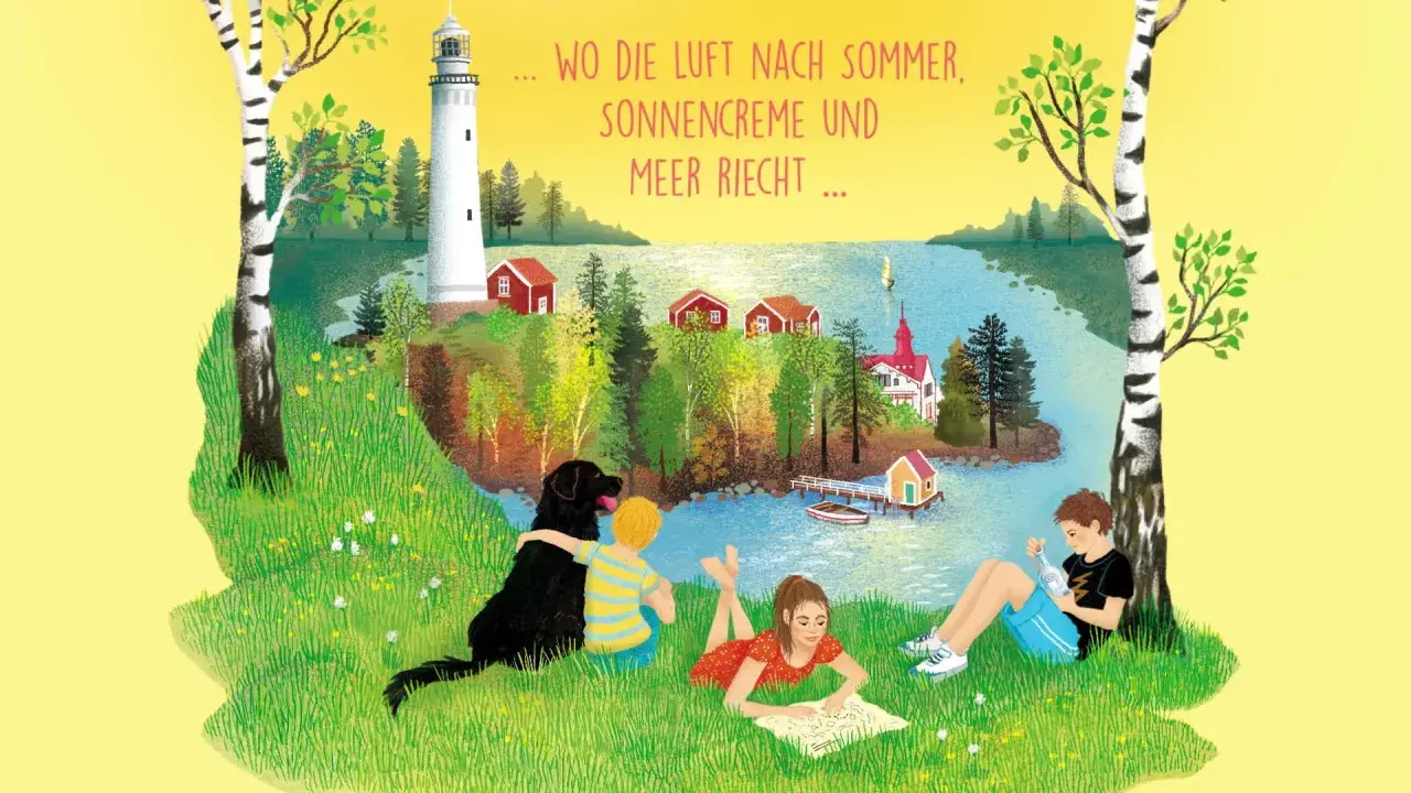 Sommer auf Solupp: Kinder und Hund entspannen am Wasser, während ein Leuchtturm und rote Häuser die Idylle schmücken.