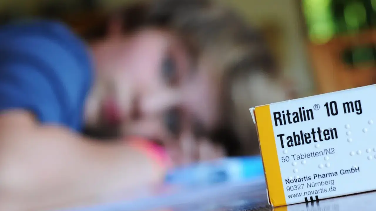 Nahaufnahme einer Ritalin-Packung. Die Frage "wie lange dauert es bis Ritalin wirkt" beschäftigt viele Eltern.