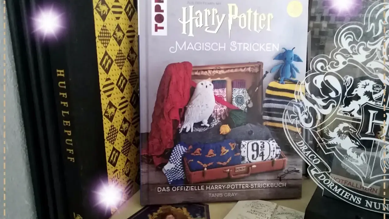 Harry Potter buchvorstellung: Ein Strickbuch mit Eule, magischen Motiven und Hufflepuff-Büchern.