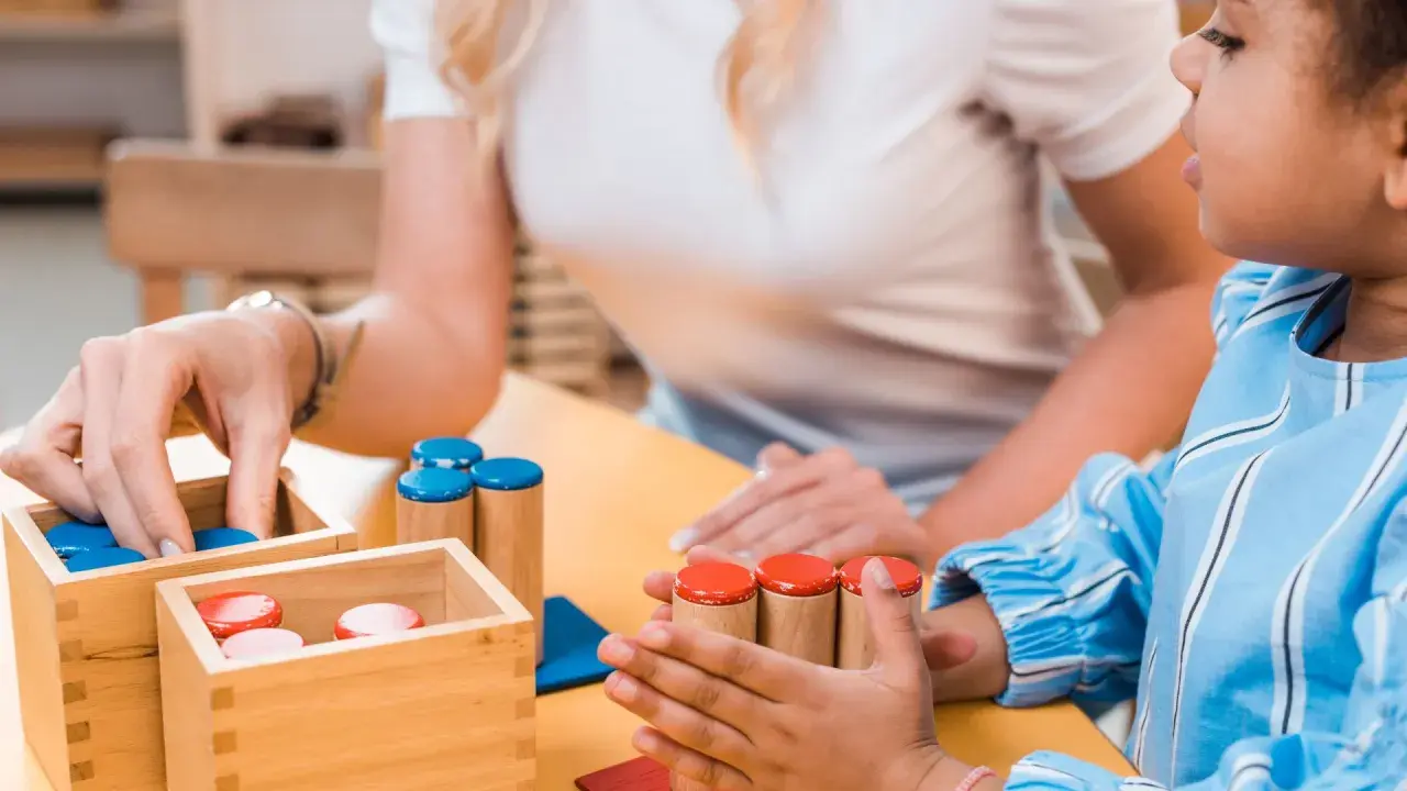 Ein Kind spielt mit Holzbausteinen. Die Frage, ab wann man Autismus diagnostizieren kann, ist komplex und hängt von vielen Faktoren ab.