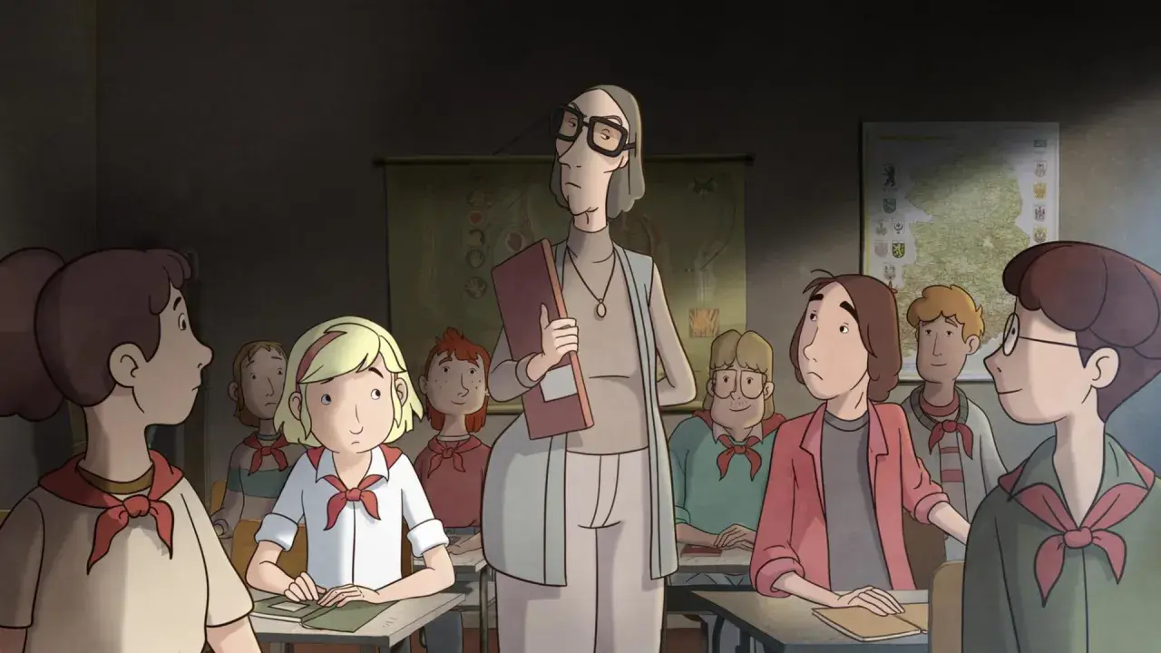 Lehrerin mit Brille und Mappe steht vor einer Schulklasse. Die Kinder tragen Halstücher, wie in "Briefe an Fritzi".