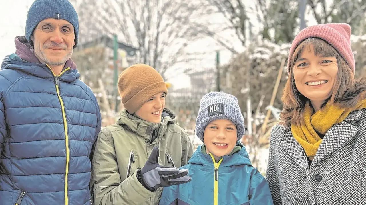 Familie im Schnee. Der Umgang mit ADHS-Kindern erfordert Geduld und Verständnis.