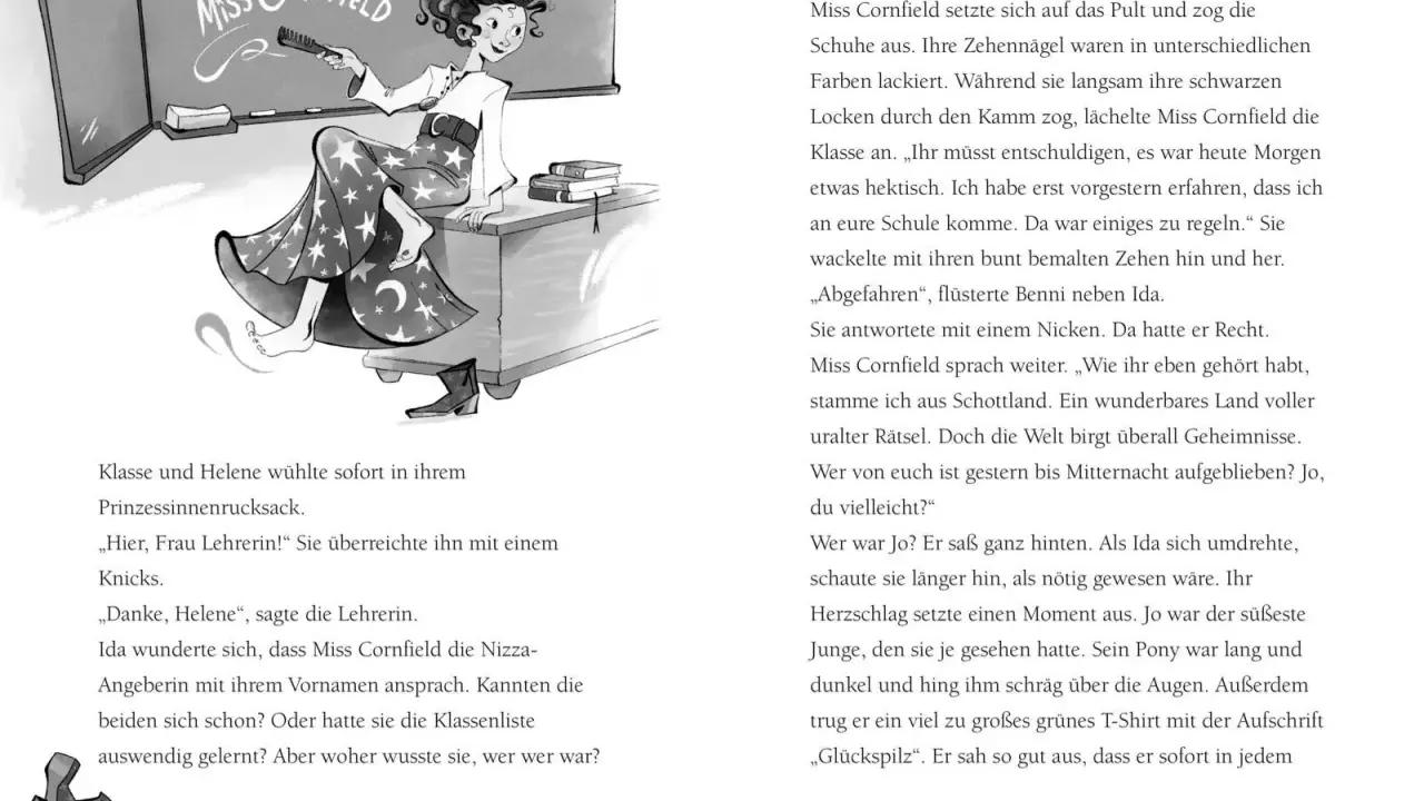 Miss Cornfield, die Lehrerin mit den bunten Zehennägeln, sitzt auf dem Pult und spricht die Klasse an.