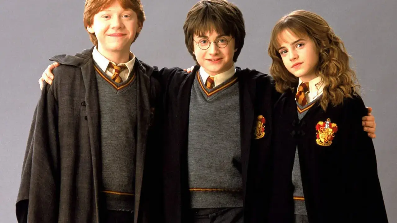 Harry, Ron und Hermine, die berühmten Namen aus Harry Potter, in ihren Gryffindor-Umhängen.