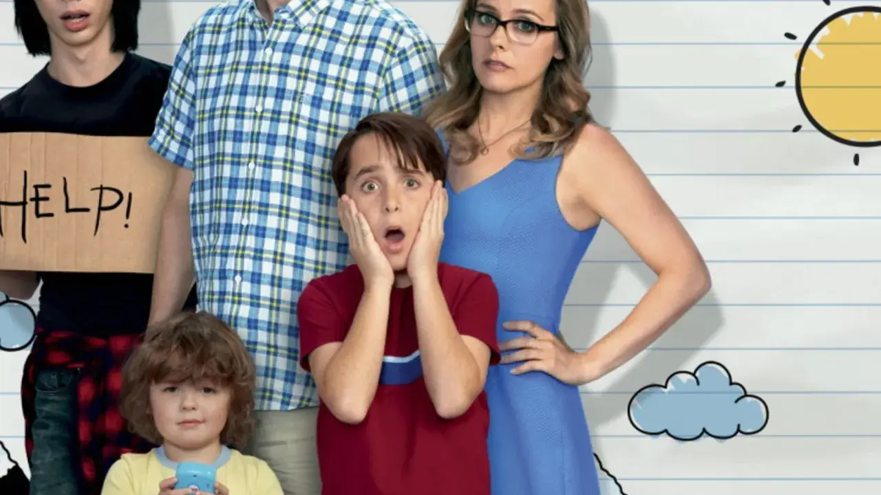 Die Familie aus "Gregs Tagebuch" mit besorgten Gesichtern. Ein Junge hält ein Schild mit "HELP!". Der Inhalt des Tagebuchs scheint chaotisch.