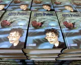 Stapel von "Harry Potter und der Halbblutprinz"-Büchern, die die magische Reise von Harry und Dumbledore zeigen.