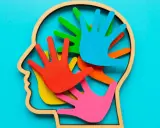 Bunte Hände im Kopfprofil symbolisieren die Vielfalt der Wahrnehmung. Wer stellt Autismus fest? Fachleute mit Verständnis für diese neurologische Besonderheit.