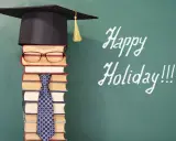 Ein Stapel Bücher mit Hut und Krawatte, der an die letzte Schulwoche erinnert. "Happy Holiday!!!" steht auf der Tafel.