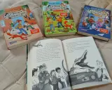 Drei Bücher der Reihe "Die Schule der magischen Tiere" von Margit Auer liegen nebeneinander. Aufgeschlagen ist ein Band mit einem Krokodil und einem Jungen.