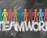 Bunte Figuren stehen auf dem Wort TEAMWORK. Tolle Ideen für die Klassenlehrerstunde, die Zusammenarbeit fördern.