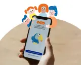 Eine Familie unterstützt ein Smartphone, das ein evidenzbasiertes ADHS Elterntraining online anzeigt.