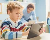 Schüler lernen mit Tablets und Laptops im Unterricht. Digitale Medien im Deutschunterricht machen das Lernen interaktiv und spannend.
