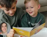 Zwei Jungen lesen ein Buch und lachen. Eine Frau lächelt im Kreis. So macht lernen mit freude Spaß!