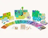 Bunte Lernspiele und Karten fördern spielerisch lesen lernen. Kleine Holzfiguren und bunte Boxen laden zum Entdecken ein.