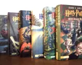 Eine Reihe von Harry Potter Büchern, darunter "Harry Potter und der Stein der Weisen", stehen nebeneinander.