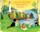 Sommer auf Solupp: Kinder und Hund entspannen am Wasser, während ein Leuchtturm und rote Häuser die Idylle schmücken.