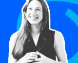 Lachende Frau vor blauem Hintergrund mit Kreisen. Sie steht für Differenzierung im Deutschunterricht, wo jeder Schüler individuell gefördert wird.