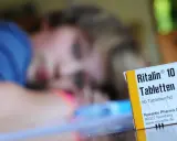 Nahaufnahme einer Ritalin-Packung. Die Frage "wie lange dauert es bis Ritalin wirkt" beschäftigt viele Eltern.