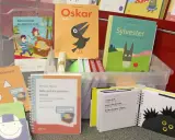 Bilderbücher mit Brailleschrift für das Lesen mit Kindern. Piraten, ein Vogel und ein Zauberstein laden zum Entdecken ein.