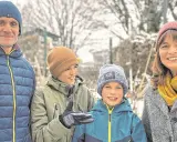 Familie im Schnee. Der Umgang mit ADHS-Kindern erfordert Geduld und Verständnis.