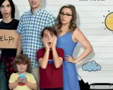 Die Familie aus "Gregs Tagebuch" mit besorgten Gesichtern. Ein Junge hält ein Schild mit "HELP!". Der Inhalt des Tagebuchs scheint chaotisch.