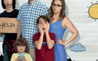 Die Familie aus "Gregs Tagebuch" mit besorgten Gesichtern. Ein Junge hält ein Schild mit "HELP!". Der Inhalt des Tagebuchs scheint chaotisch.