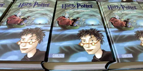 Stapel von "Harry Potter und der Halbblutprinz"-Büchern, die die magische Reise von Harry und Dumbledore zeigen.
