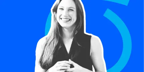 Lachende Frau vor blauem Hintergrund mit Kreisen. Sie steht für Differenzierung im Deutschunterricht, wo jeder Schüler individuell gefördert wird.