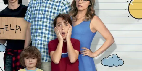 Die Familie aus "Gregs Tagebuch" mit besorgten Gesichtern. Ein Junge hält ein Schild mit "HELP!". Der Inhalt des Tagebuchs scheint chaotisch.
