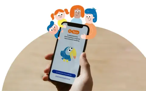 Eine Familie unterstützt ein Smartphone, das ein evidenzbasiertes ADHS Elterntraining online anzeigt.