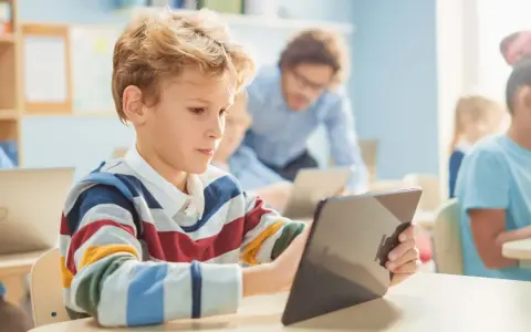 Schüler lernen mit Tablets und Laptops im Unterricht. Digitale Medien im Deutschunterricht machen das Lernen interaktiv und spannend.