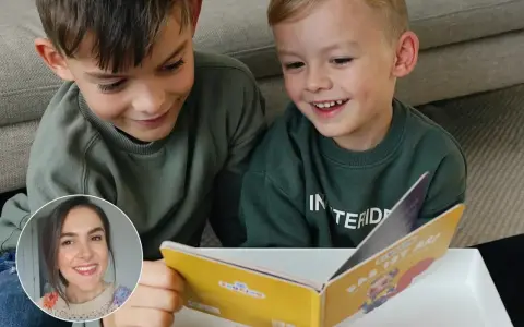 Zwei Jungen lesen ein Buch und lachen. Eine Frau lächelt im Kreis. So macht lernen mit freude Spaß!