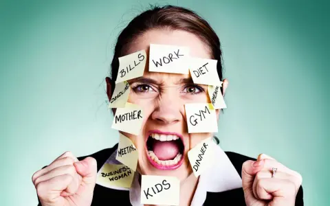 Überforderte Frau mit Zetteln wie "Work", "Bills", "Kids". Sie kämpft, um ihre Wut zu kontrollieren und Selbstbeherrschung zu lernen.