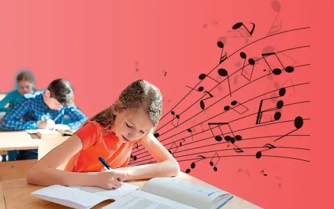 Mädchen schreibt im Unterricht, während Noten über ihr schweben. Musik und Unterricht vereinen sich.
