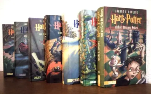 Eine Reihe von Harry Potter Büchern, darunter "Harry Potter und der Stein der Weisen", stehen nebeneinander.