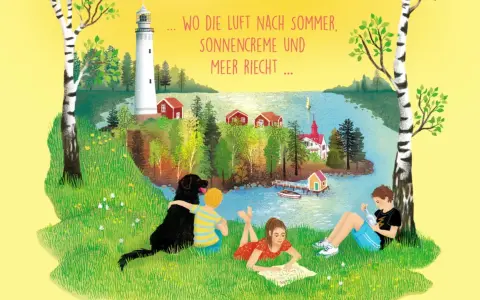 Sommer auf Solupp: Kinder und Hund entspannen am Wasser, während ein Leuchtturm und rote Häuser die Idylle schmücken.