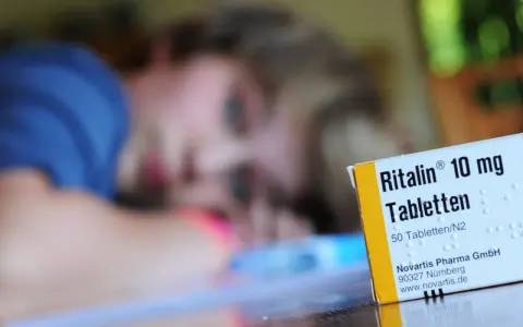 Nahaufnahme einer Ritalin-Packung. Die Frage "wie lange dauert es bis Ritalin wirkt" beschäftigt viele Eltern.