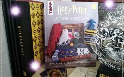 Harry Potter buchvorstellung: Ein Strickbuch mit Eule, magischen Motiven und Hufflepuff-Büchern.
