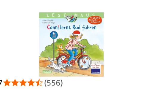 Conni lernt Rad fahren: Ein Mädchen mit Helm fährt stolz auf ihrem roten Fahrrad, ein Teddy im Korb, eine Katze rennt daneben.