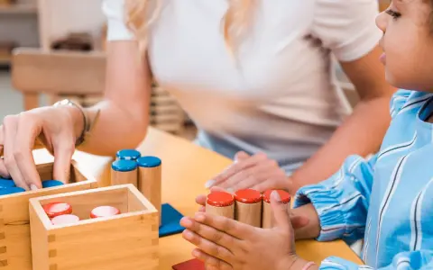 Ein Kind spielt mit Holzbausteinen. Die Frage, ab wann man Autismus diagnostizieren kann, ist komplex und hängt von vielen Faktoren ab.