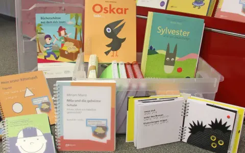 Bilderbücher mit Brailleschrift für das Lesen mit Kindern. Piraten, ein Vogel und ein Zauberstein laden zum Entdecken ein.