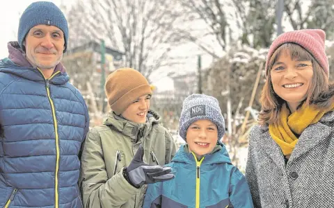 Familie im Schnee. Der Umgang mit ADHS-Kindern erfordert Geduld und Verständnis.