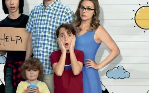 Die Familie aus "Gregs Tagebuch" mit besorgten Gesichtern. Ein Junge hält ein Schild mit "HELP!". Der Inhalt des Tagebuchs scheint chaotisch.